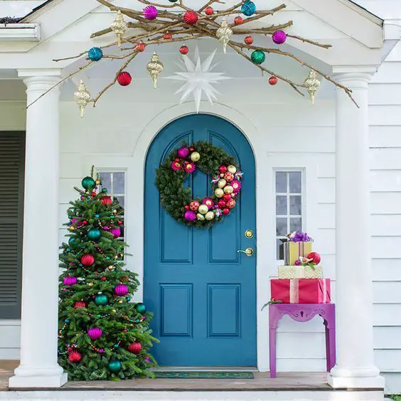 Christmas Front Door Decorating Ideas: Evoke Holiday Cheer with Style